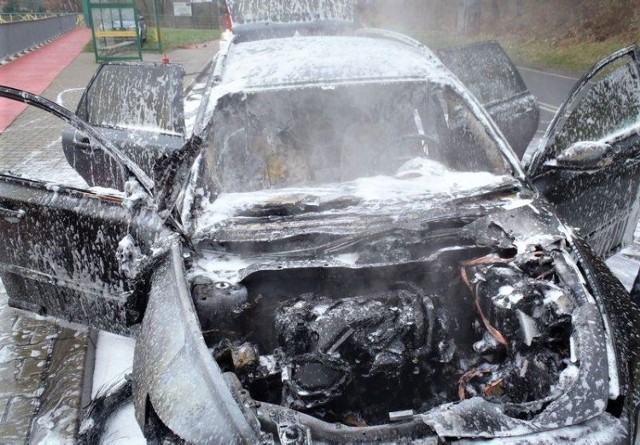 Właściciel Volvo próbował bezskutecznie ugasić samochód