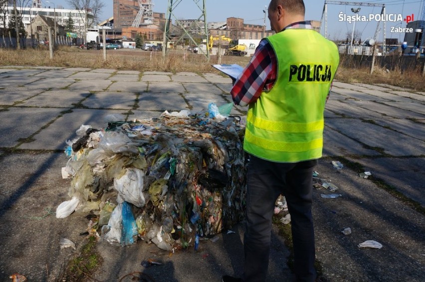 Zabrze: przewozili i wyrzucili niebezpieczne odpady. ZDJĘCIA