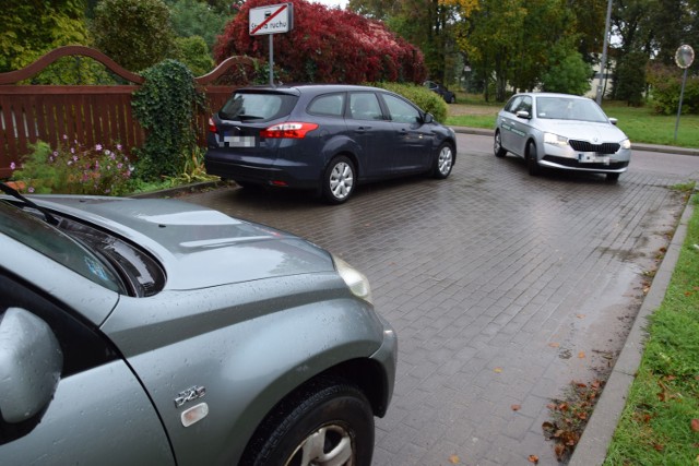 Dzień jak co dzień w szczecineckim szpitalu - zator na drodze od ulicy Lelewela.