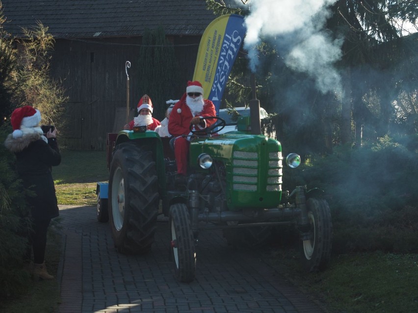 Święty Mikołaj przyjechał na traktorze do Lublińca! To...