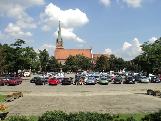 Plac Długosza to obecnie największy parking w mieście