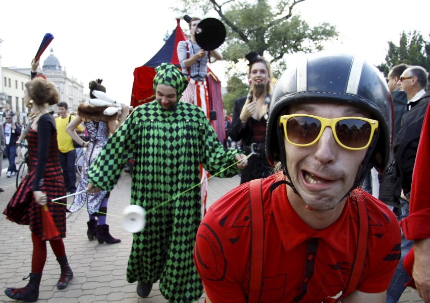 Carnaval Sztuk-Mistrzów: Wielka Parada Kuglarzy otworzyła imprezę cyrkową (wideo, zdjęcia)