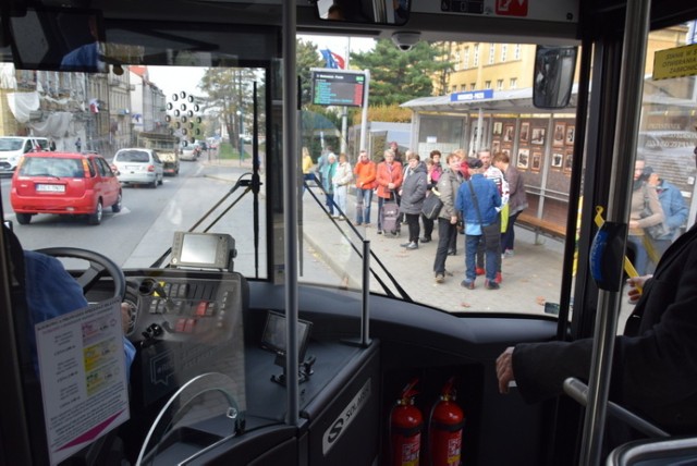 W ciągu roku autobusy miejskie przewożą około 11 milionów osób. Miasto szuka pomysłu, jak zwiększyć liczbe pasażerów