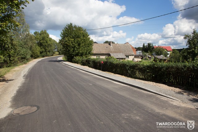 W ramach zadania droga w Dąbrowie, gmina Twardogóra została położona nowa nawierzchnia i wykonane pobocza. Ponadto droga została poszerzona