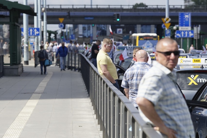 Kierowcy Ubera będą mieli licencje. Firma chce dopłacić im za to 3500 złotych