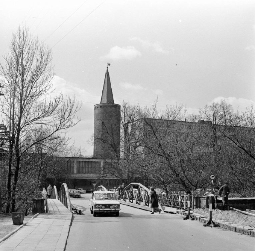 Widok na Most Zamkowy i Wieżę Piastowską. Rok 1973.