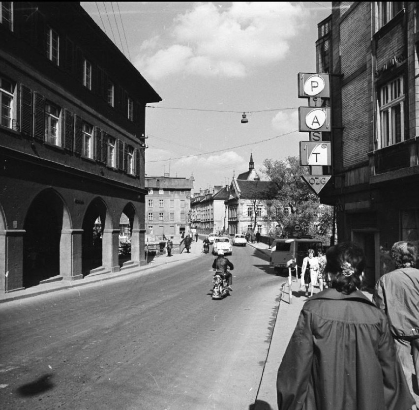 Ulica Piastowska i dzisiejszy hotel "Piast". Rok 1973.