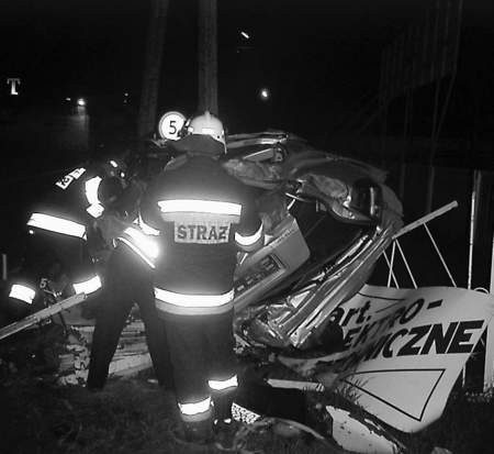 Opel, w którym zginęły dwie młodze dziewczyny, został doszczętnie zniszczony. Fot. A. Kurzyński