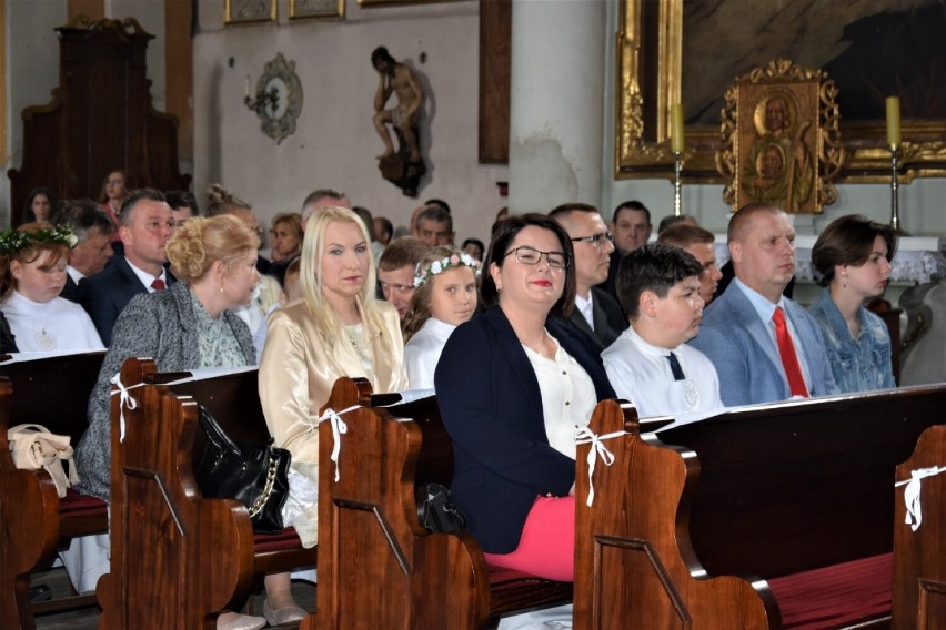 Dzieci wraz z rodzicami wchodzili do kościoła i zasiadali w...