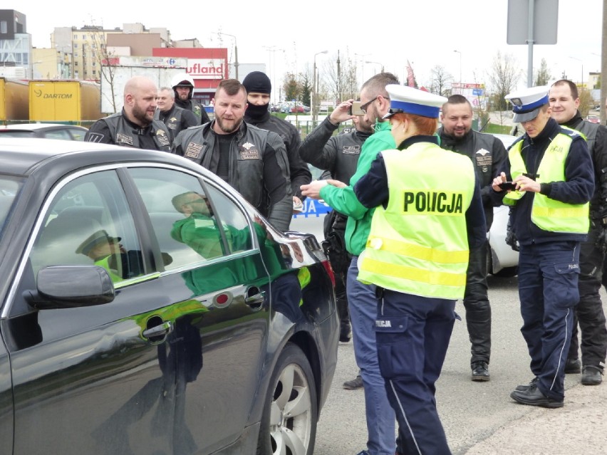 Bełchatów. Policjanci i motocykliści przekonywali kierowców: "Patrz w lusterka!" [ZDJĘCIA]