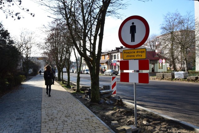 O zmianie organizacji ruchu i utrudnieniach na ulicy Koseły w Sandomierzu informują znaki drogowe.