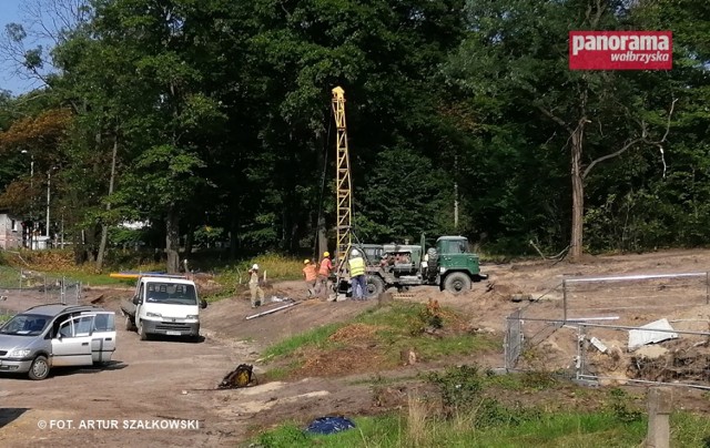 Odwierty na placu budowy obwodnicy Wałbrzycha. W tym miejscu pod powierzchnią przebiega fragment Lisiej sztolni