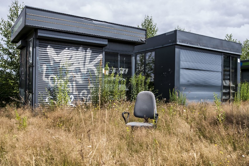 Cmentarzysko Kiosków Ruchu. Tajemnicza wyspa opuszczonych pawilonów pod Warszawą