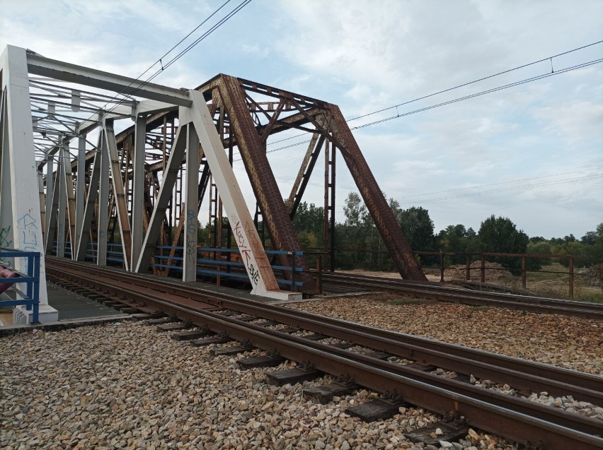 Rozpoczęła się przebudowa kolejowego mostu żelaznego w Tomaszowie Maz. [ZDJĘCIA]