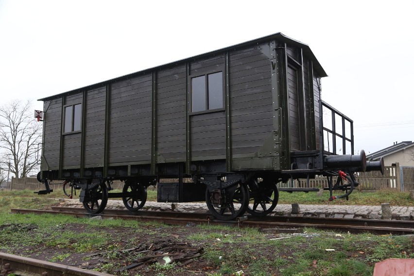Członkowie Towarzystwa Przyjaciół Wolsztyńskiej Parowozowni odrestaurowali zabytkowy wagon.