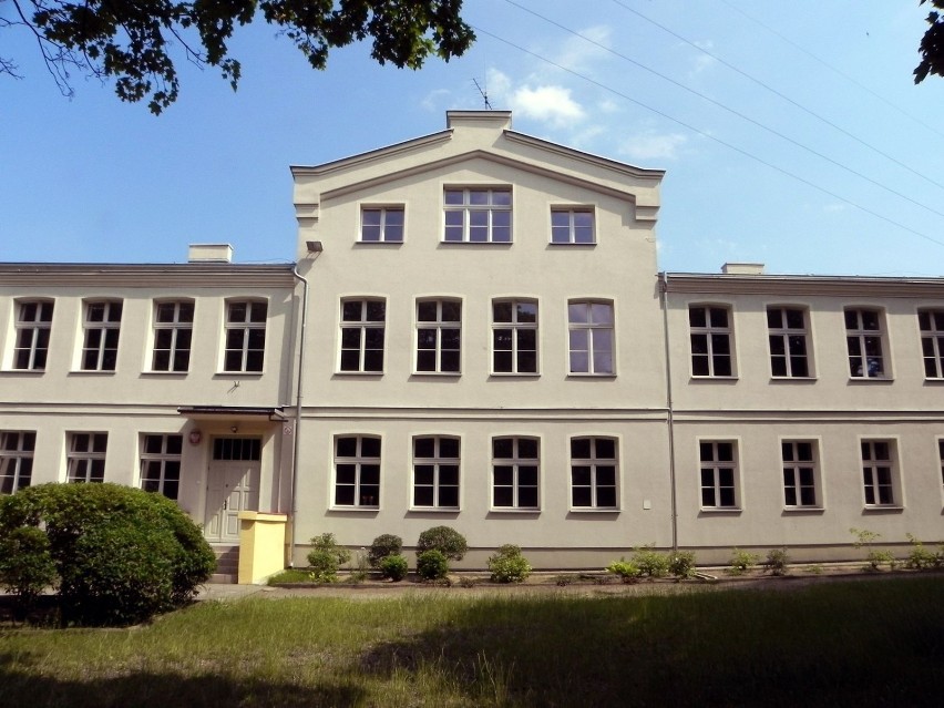Do pierwotnego budynku Szkoły Książęcej w 1905 oraz 1932...