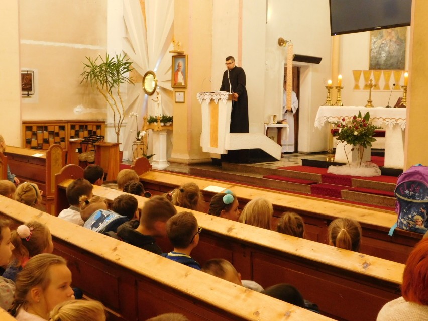 W wałbrzyskim kościele pw. Zmartwychwstania Pańskiego odbyło się poświęcenie plecaków i przyborów szkolnych