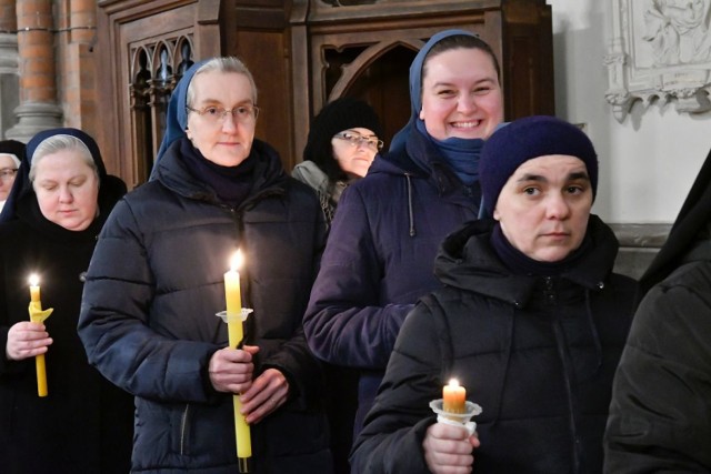 „Wspólnocie uczniów Jezus powierza swoją misję. Jest to wspólnota w drodze, która jest przedłużeniem Jego przepowiadania i Jego misji. Osoba konsekrowana zawsze uczestniczy w misji Jezusa Chrystusa aż po krańce świata. Angażuje się ona w tę misję jest na tyle, na przeżyje spotkanie z samym Jezusem” – mówił abp Tadeusz Wojda do przedstawicieli męskich oraz żeńskich zgromadzeń zakonnych w święto Ofiarowania Pańskiego, obchodzone w Kościele jako Dzień Życia Konsekrowanego.