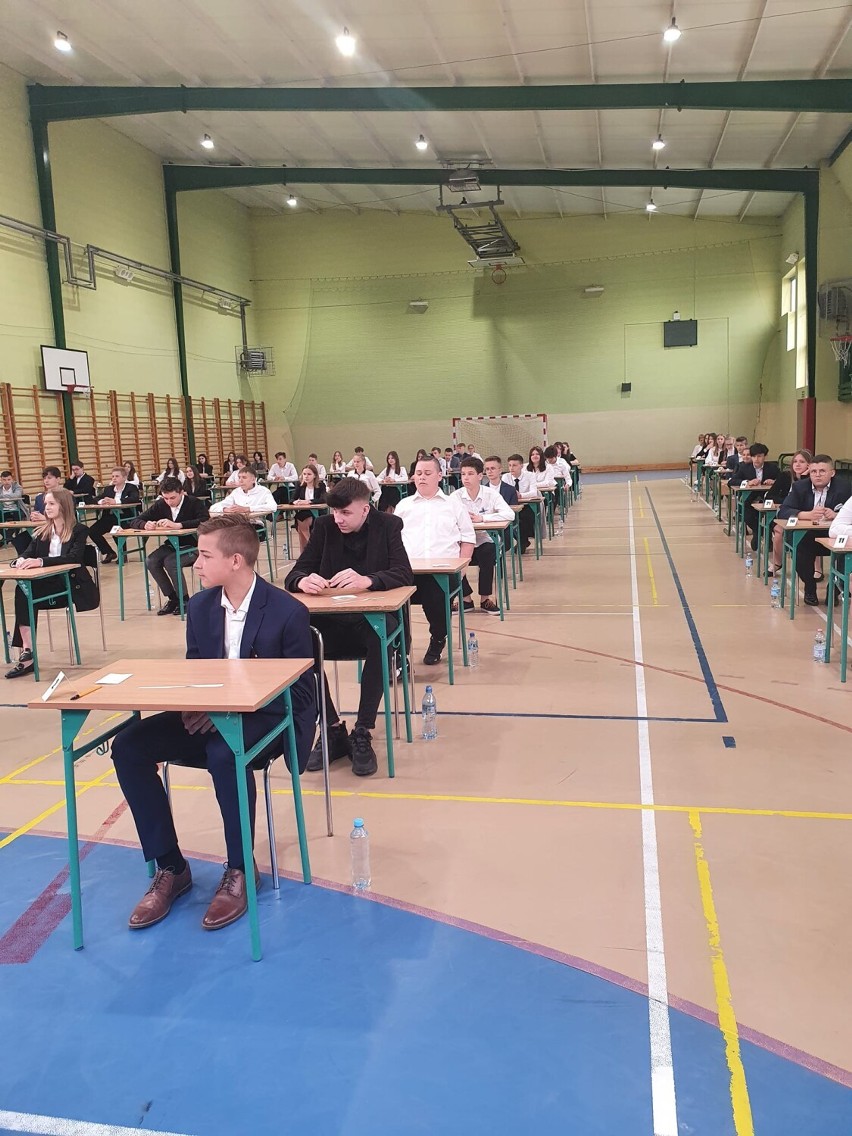 Trwa egzamin ósmoklasisty w Tomaszowie Maz. Uczniowie zmierzyli się z matematyką. Tak wygląda egzamin w SP nr 6 w Tomaszowie [ZDJĘCIA]