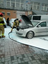 Pożar samochodu na ulicy Warszawskiej w Kielcach. W aucie jechały dwie osoby