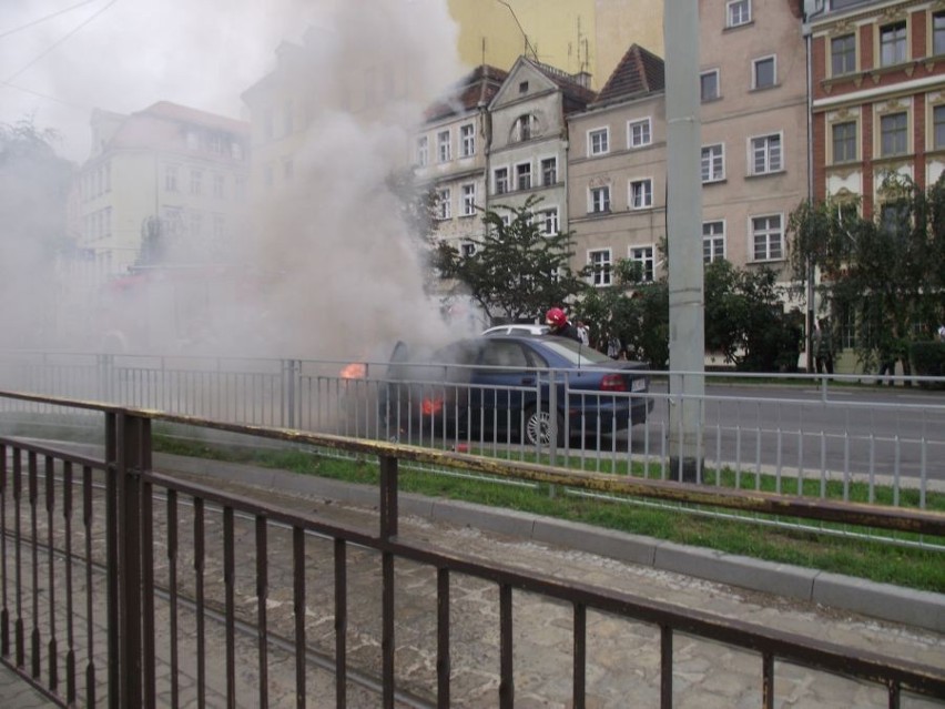Wrocław: Płonął samochód na ul. Kazimierza Wielkiego (ZDJĘCIA)