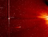 Kometa ISON przetrwała spotkanie ze Słońcem i ma już dwa warkocze