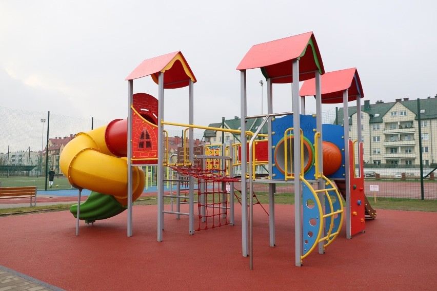 Nowa bieżnia i plac zabaw powstały przy Szkole Podstawowej 25 w Kielcach. Zobacz zdjęcia 