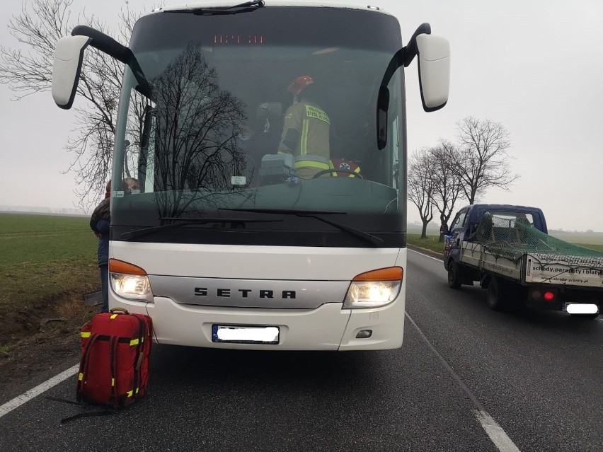 Wypadek busa na DK 11 w Krzywiźnie koło Kluczborka