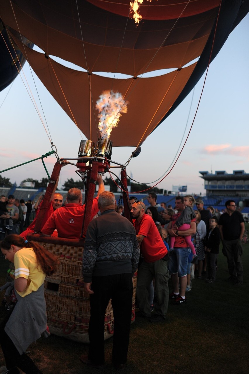 Nocny pokaz balonów 2023 w Lesznie w piątek 18 sierpnia 2023...