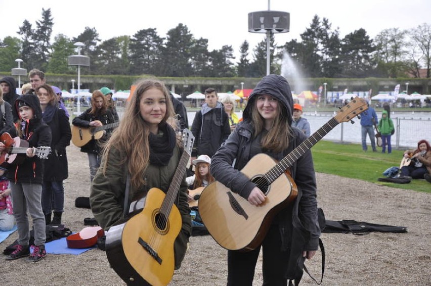 Dziewczyna z gitarą byłaby dla mnie parą, czyli śliczne gitarzystki [Zdjęcia]