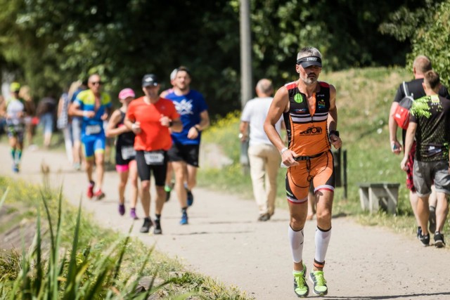 Jeśli od jakiegoś czasu myślisz o tym, żeby zacząć biegać, ale brakuje Ci motywacji, to wydarzenie specjalnie dla Ciebie. Parkrun to cykliczne i bezpłatne biegi na dystansie 5 km z pomiarem czasu organizowane w każdą sobotę o 9.00 rano. Nie ma znaczenia jaki masz biegowy staż, jakie uzyskujesz rezultaty czy to, w jakim jesteś wieku - wydarzenie skierowane jest do wszystkich. Udział w biegach jest bezpłatny na podstawie jednorazowej rejestracji w systemie parkrun. W Warszawie biegi odbywają się na Bródnie, Pradze, Ursynowie oraz Żoliborzu. Pozostałe biegi organizowane są w Grodzisku Mazowieckim, Konstancinie oraz Pruszkowie. Szczegóły dotyczące wydarzenia oraz link do rejestracji znajdziecie na stronie organizatora: https://www.parkrun.pl/