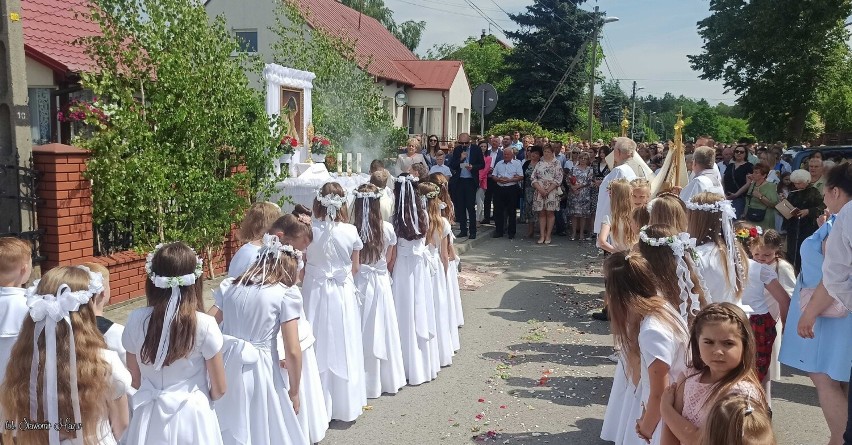 Boże Ciało w parafii w Kielcach-Białogonie. Setki osób uczestniczyły w mszy świętej i procesji eucharystycznej. Zobaczcie wyjątkowe zdjęcia 