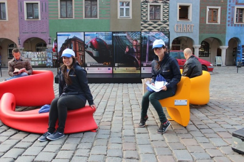 Nietypowe ławki w kształcie liter na Starym Rynku