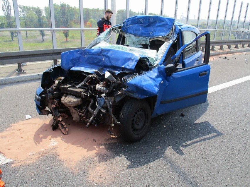 Wypadek w Gliwicach na A1: Osobówka uderzyła w naczepę, zginął kierowca