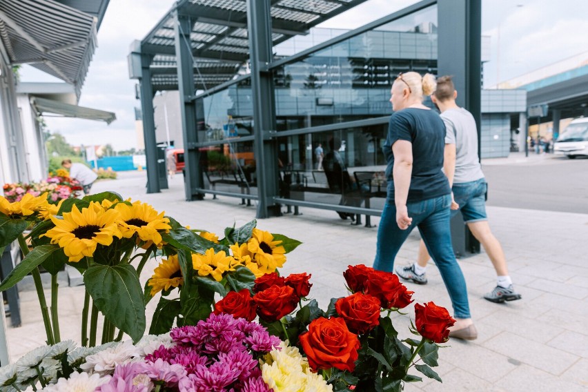 Budki z kwiatami sprzed dworca PKP przeniesione na dworzec podmiejski!