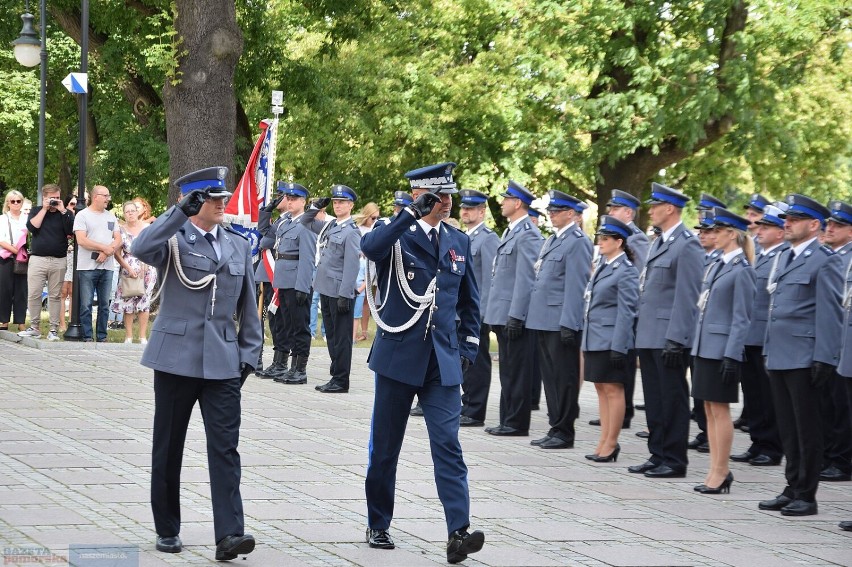 Powiatowe święto policji we Włocławku na placu przed...