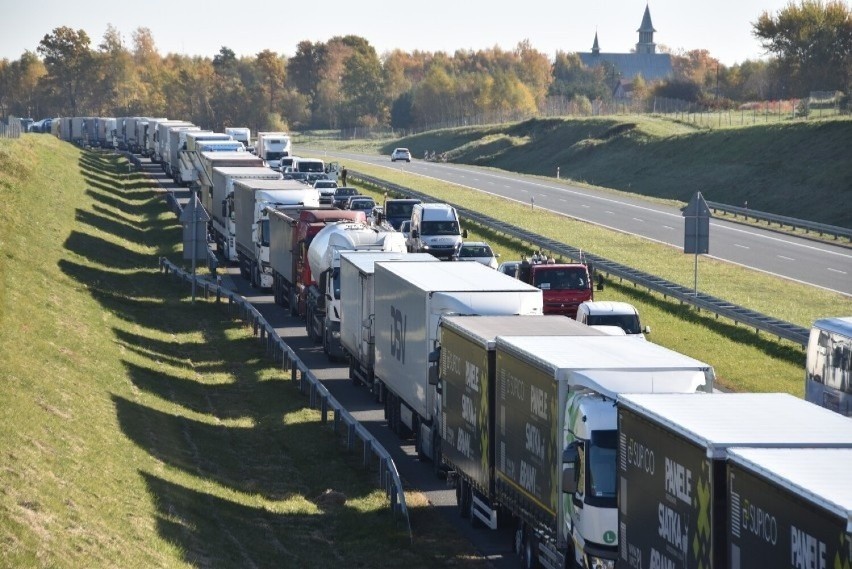 Tir wywrócił się na autostradzie A4 w Zaczarniu. Doga była zablokowana [ZDJĘCIA]