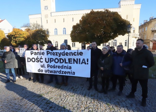 Mieszkańcy ulicy Pośredniej domagają się jej utwardzenia. Zorganizowali protest przed radomskim Ratuszem.