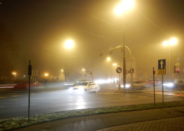 Mgła ogranicza widoczność, a co za tym idzie utrudnia m.in. ocenę odległości i prędkości innych pojazdów, zauważenie pieszych znajdujących się na pasach czy znaków pionowych przy jezdni