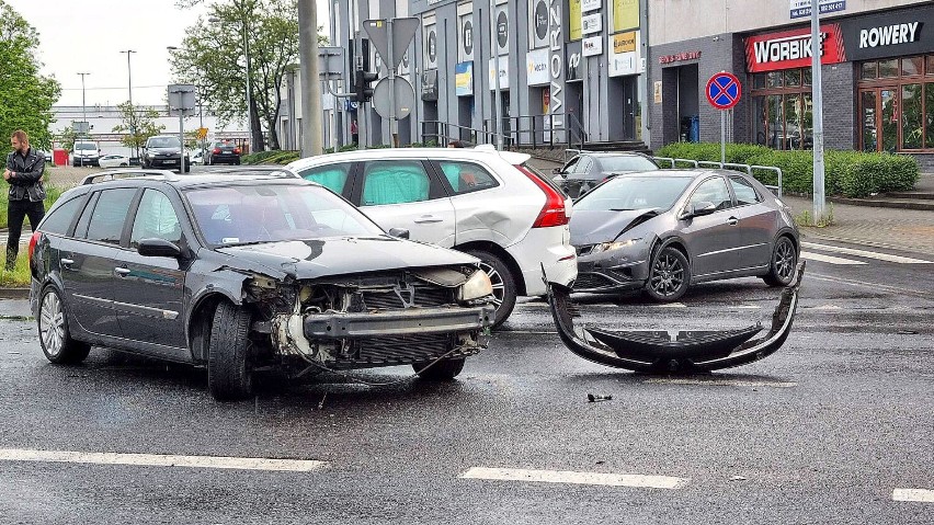 Wypadek na ulicy Żołnierzy II Armii Wojska Polskiego w Legnicy, zderzyły się trzy auta, zdjęcia