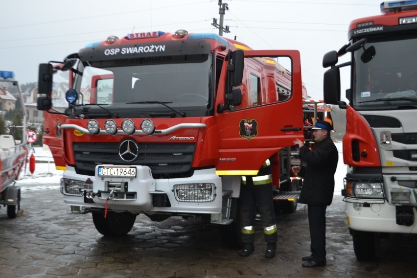 Strażacy z powiatu tczewskiego otrzymali samochody, łódź oraz motopompy [ZDJĘCIA]