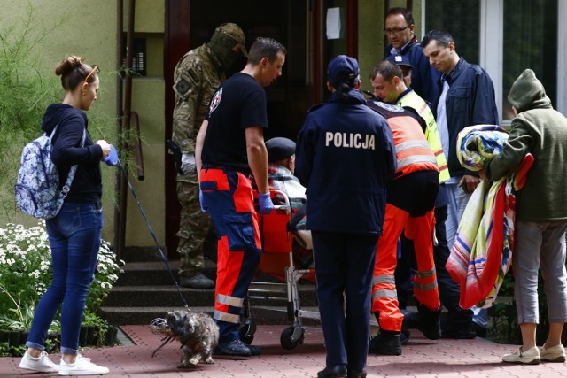 Wybuch w Ursusie. Eksplodował granat Na miejscu pracują saperzy! [ZDJĘCIA]

Więcej: 
Wybuch w bloku w Ursusie. Na miejscu są saperzy i policja. Mieszkańcy bloku ewakuowani