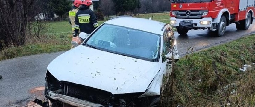 Wypadek w Łabowej. Kierowca rozbił audi tuż przy wjeździe na posesję