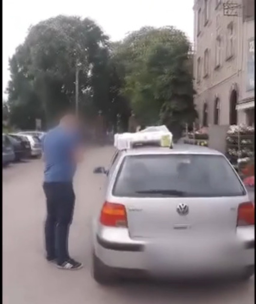 Policjant wąbrzeskiej drogówki złamał przepisy. Nagrał to nasz czytelnik [wideo]