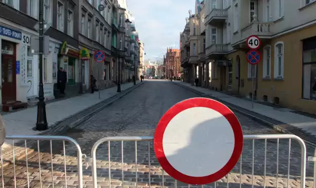 Aktualnie  w kilku miejscach w Grudziądzu trwają remonty ulic. Wiąże się to z utrudnieniami albo całkowitym zamknięciem jezdni dla ruchu pojazdów. W niektórych przypadkach, w godzinach szczytu na sąsiednich ulicach tworzą się korki.  Gdzie prowadzone są remonty grudziądzkich ulic - sprawdź na kolejnych slajdach w galerii.