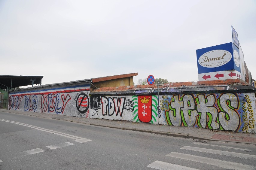 Kraków. Wulgarne graffiti na murze klubu Wawel [ZDJĘCIA]