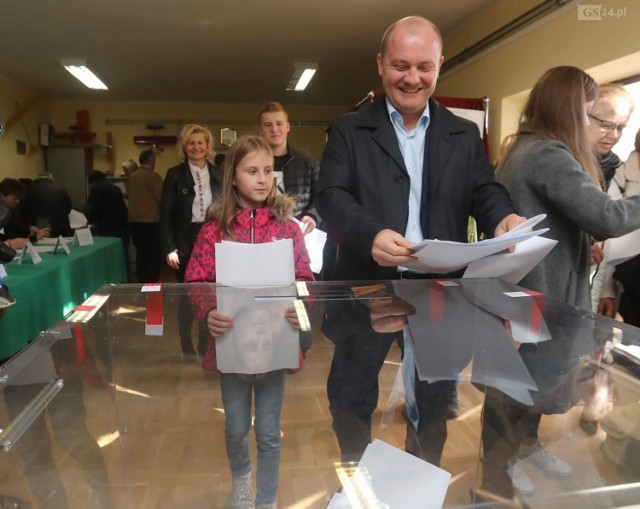 Piotr Krzystek przy urnie wyborczej.