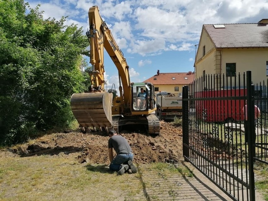 Przy wjeździe prowadzącym na teren Starego Miasta w...