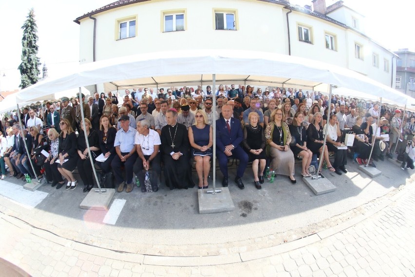 W Nowym Sączu trwa międzynarodowa uroczystość odsłonięcia pomnika lokalnych ofiar Holokaustu [VIDEO]