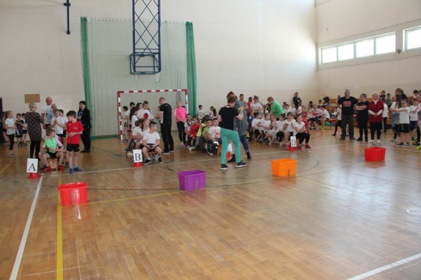 Dzieci ze szkoły w Czarnym Borze witały wiosnę na sportowo